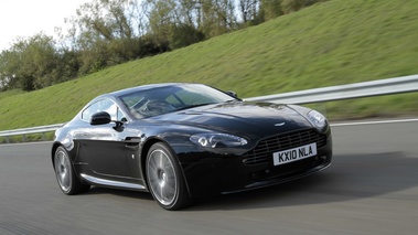 Aston Martin V8 Vantage N420 noir 3/4 avant droit travelling penché