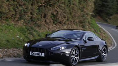 Aston Martin V8 Vantage N420 noir 3/4 avant gauche filé penché