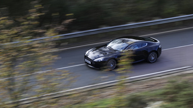 Aston Martin V8 Vantage N420 noir 3/4 avant gauche filé vue de haut