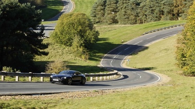 Aston Martin V8 Vantage N420 noir 3/4 avant gauche penché