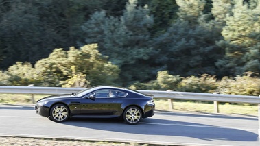 Aston Martin V8 Vantage N420 noir filé vue de haut 2