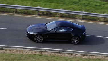 Aston Martin V8 Vantage N420 noir filé vue de haut