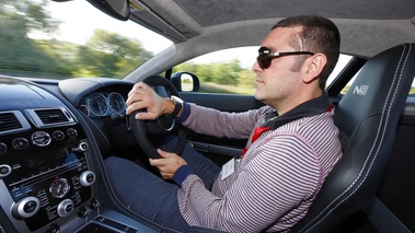 Aston Martin V8 Vantage N420 noir intérieur