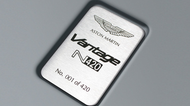 Aston Martin V8 Vantage N420 noir plaque moteur