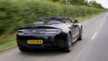 Aston Martin V8 Vantage N420 Roadster noir 3/4 arrière droit travelling penché