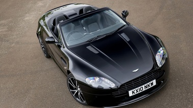 Aston Martin V8 Vantage N420 Roadster noir 3/4 avant droit penché vue de haut