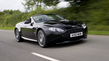 Aston Martin V8 Vantage N420 Roadster noir 3/4 avant droit travelling penché