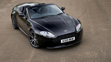 Aston Martin V8 Vantage N420 Roadster noir 3/4 avant droit vue de haut