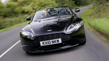 Aston Martin V8 Vantage N420 Roadster noir face avant travelling penché 2