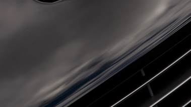 Aston Martin V8 Vantage N420 Roadster noir logo Aston Martin debout