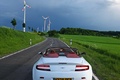 Aston Martin V8 Vantage Roadster blanc face arrière debout