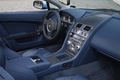 Aston Martin V8 Vantage Roadster bleu intérieur