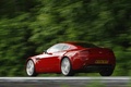Aston Martin V8 Vantage rouge 3/4 arrière gauche filé