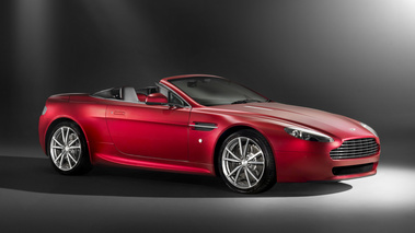 Aston Martin V8 Vantage rouge 3/4 avant droit