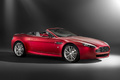 Aston Martin V8 Vantage rouge 3/4 avant droit