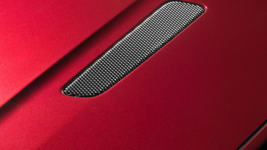 Aston Martin V8 Vantage rouge aération capot