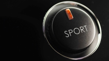 Aston Martin V8 Vantage S blanc bouton mode Sport