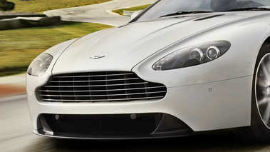 Aston Martin V8 Vantage S - blanc - détail, bouclier avant