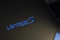 Aston Martin V8 Vantage S bleu logo siège