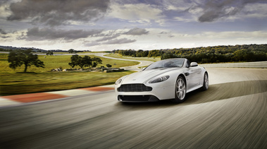 Aston Martin V8 Vantage S - roadster blanc - dynamique
