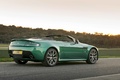 Aston Martin V8 Vantage S Roadster vert 3/4 arrière droit