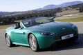 Aston Martin V8 Vantage S Roadster vert 3/4 avant droit travelling penché
