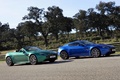 Aston Martin V8 Vantage S Roadster vert & V8 Vantage S bleu 3/4 avant droit penché