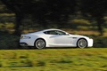 Aston Martin Virage blanc 3/4 arrière droit filé