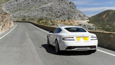 Aston Martin Virage blanc 3/4 arrière gauche travelling