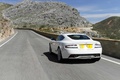 Aston Martin Virage blanc 3/4 arrière gauche travelling