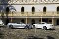 Aston Martin Virage blanc 3/4 arrière gauche & Virage Volante gris profil