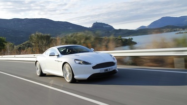 Aston Martin Virage blanc 3/4 avant droit travelling penché