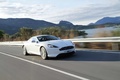 Aston Martin Virage blanc 3/4 avant droit travelling penché