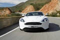 Aston Martin Virage blanc face avant travelling penché