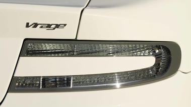 Aston Martin Virage blanc feux arrière