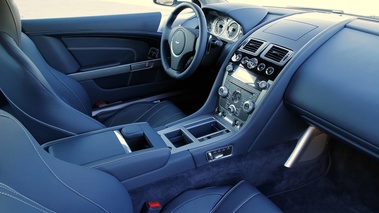 Aston Martin Virage blanc intérieur