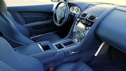 Aston Martin Virage blanc intérieur