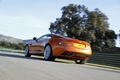 Aston Martin Virage orange 3/4 arrière gauche travelling penché