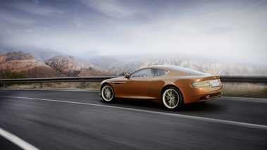 Aston Martin Virage orange 3/4 arrière gauche travelling
