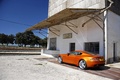 Aston Martin Virage orange 3/4 arrière gauche