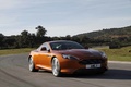 Aston Martin Virage orange 3/4 avant droit travelling