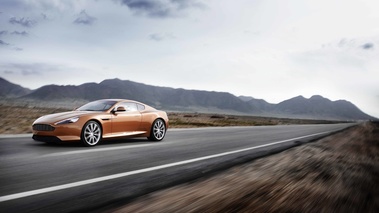 Aston Martin Virage orange 3/4 avant gauche travelling