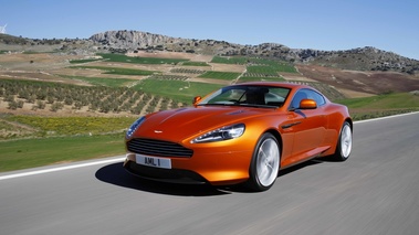 Aston Martin Virage orange 3/4 avant gauche travelling