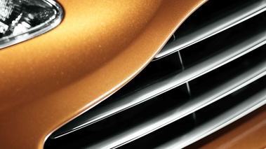 Aston Martin Virage orange calandre debout
