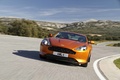 Aston Martin Virage orange face avant travelling penché