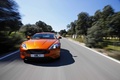 Aston Martin Virage orange face avant travelling