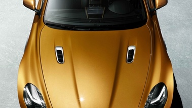 Aston Martin Virage orange face avant vue de haut debout