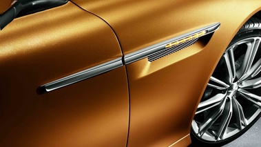 Aston Martin Virage orange répétiteur