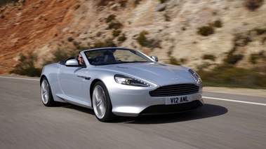 Aston Martin Virage Volante gris 3/4 avant droit travelling