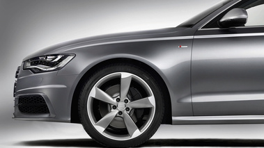 Audi A6 S-Line - Grise - détail, aile avant gauche + roue